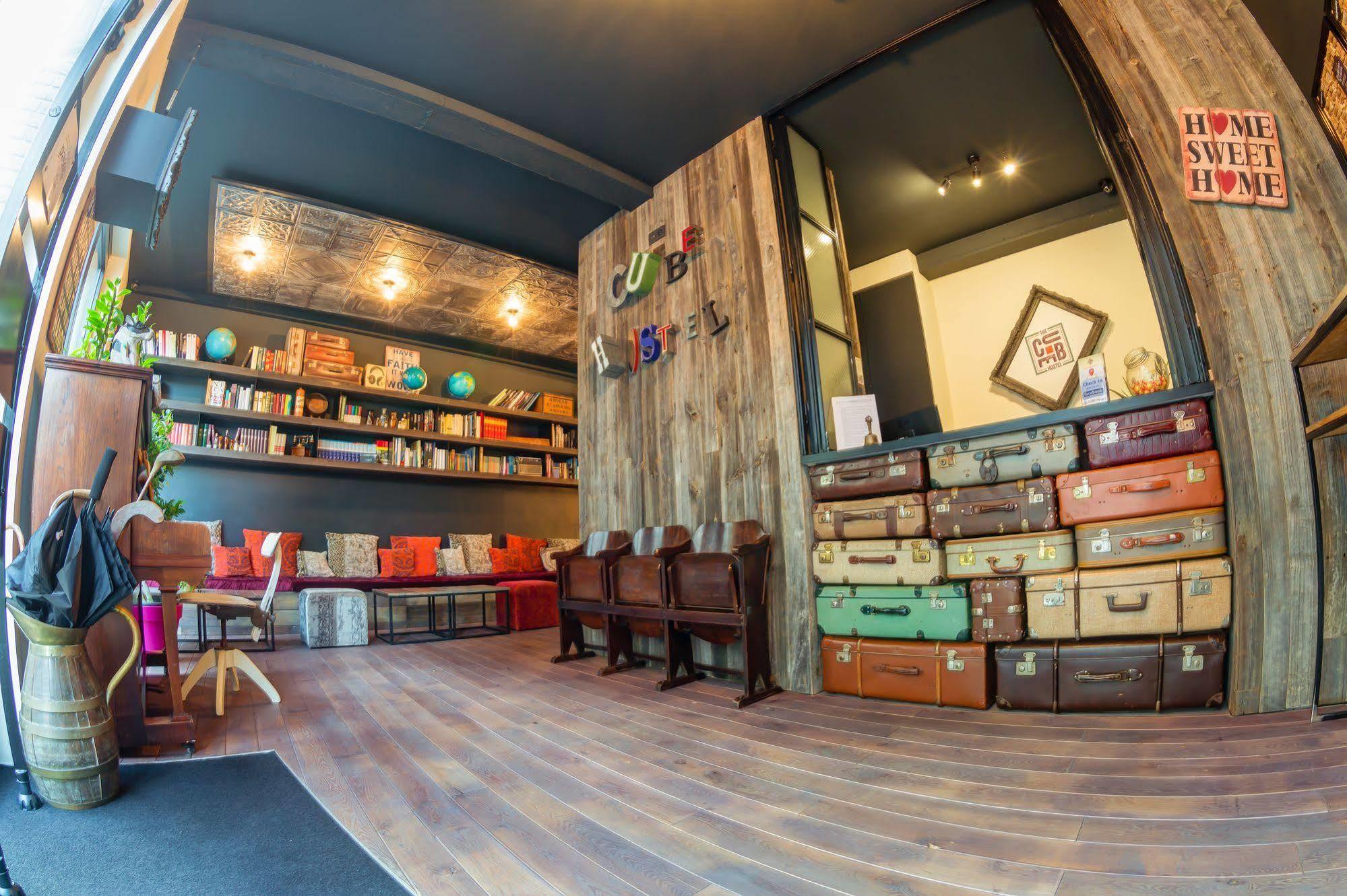 Cube Hostel Льовен Екстериор снимка